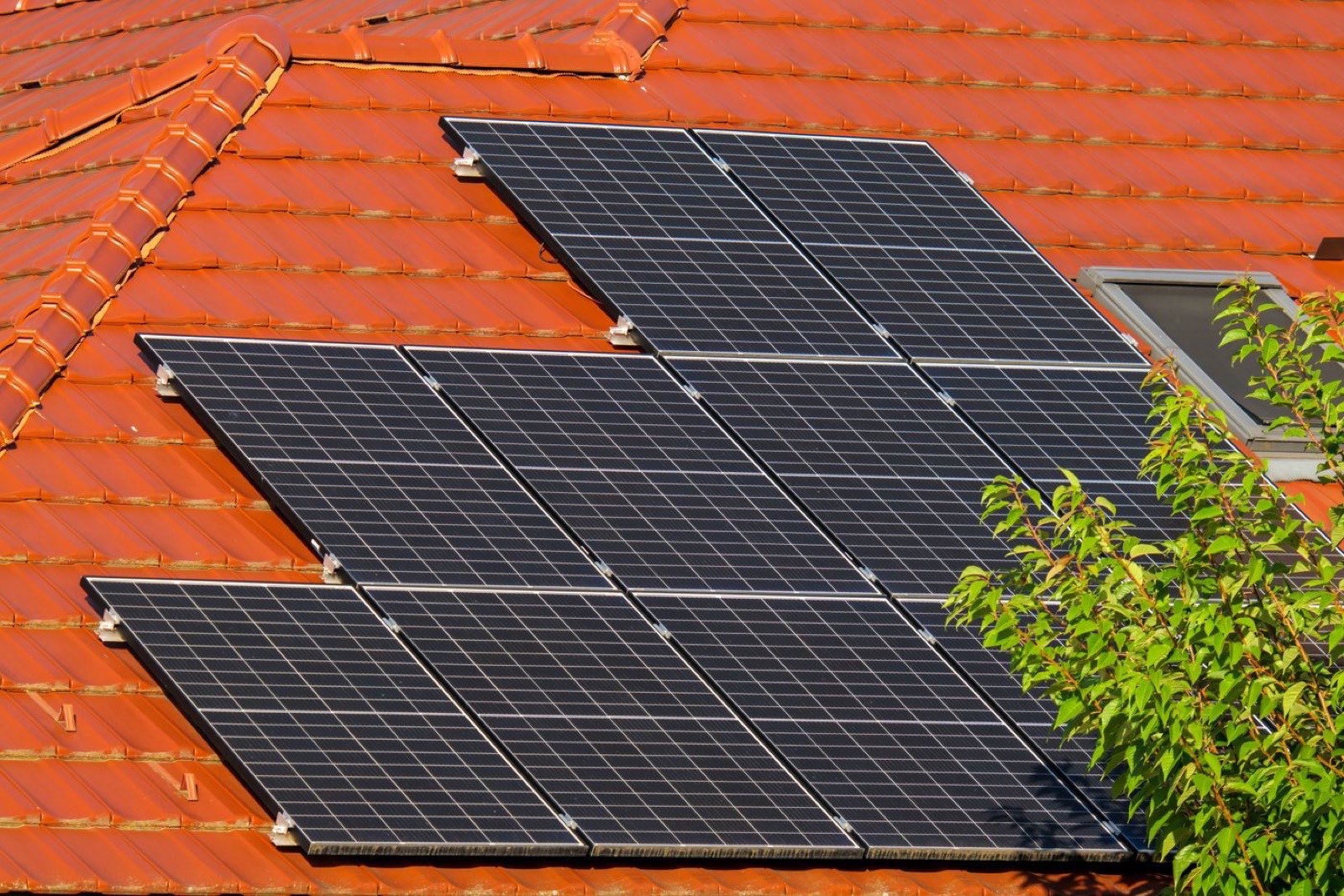Panneaux photovoltaïques posés sur un toit en tuiles